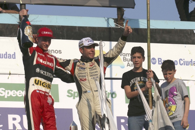 Catalán Magni y Silva festejan en el podio ante la presencia de los hijo del Patos. El chaqueño tiene una gran relación el numero 1.000, ya que ganó la carrera 1000 del TC y los 1.000 Km.