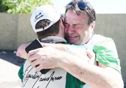 Cuanto encierra esta foto. Alberto Canapino llora con la emoción a full, abrazado con su hijo Agustín.