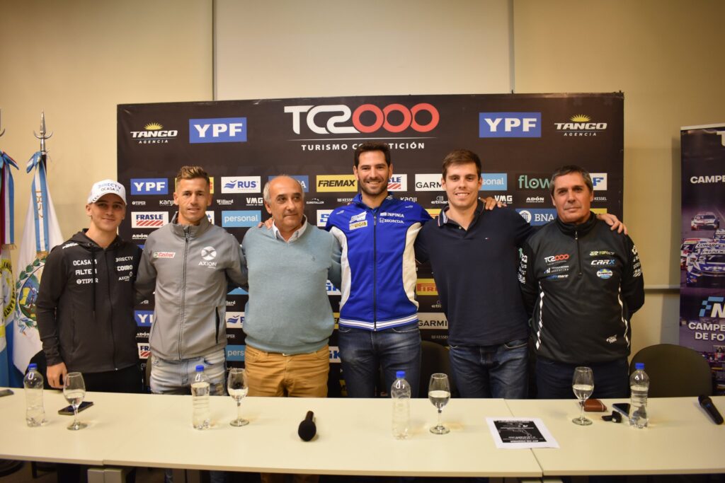 Los pilotos Leo Pernia,y su hijo Tiago facundo Ardusso y Juan Pablo Traverso compartieron con Claudio Díaz (Autódromo de Rosario) y roberto Mayorana (organización) la presentación de la fecha de TC2000 Y TC2000 Series