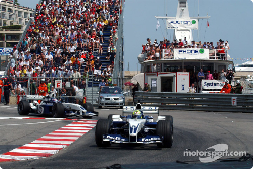 En apretada defin ci+ón en Monao 2003, Montoya con el Williams FW 25-BMW relegó a Kimi Raikkonen (McLaren) y Michael Schumacher (Ferrari) 