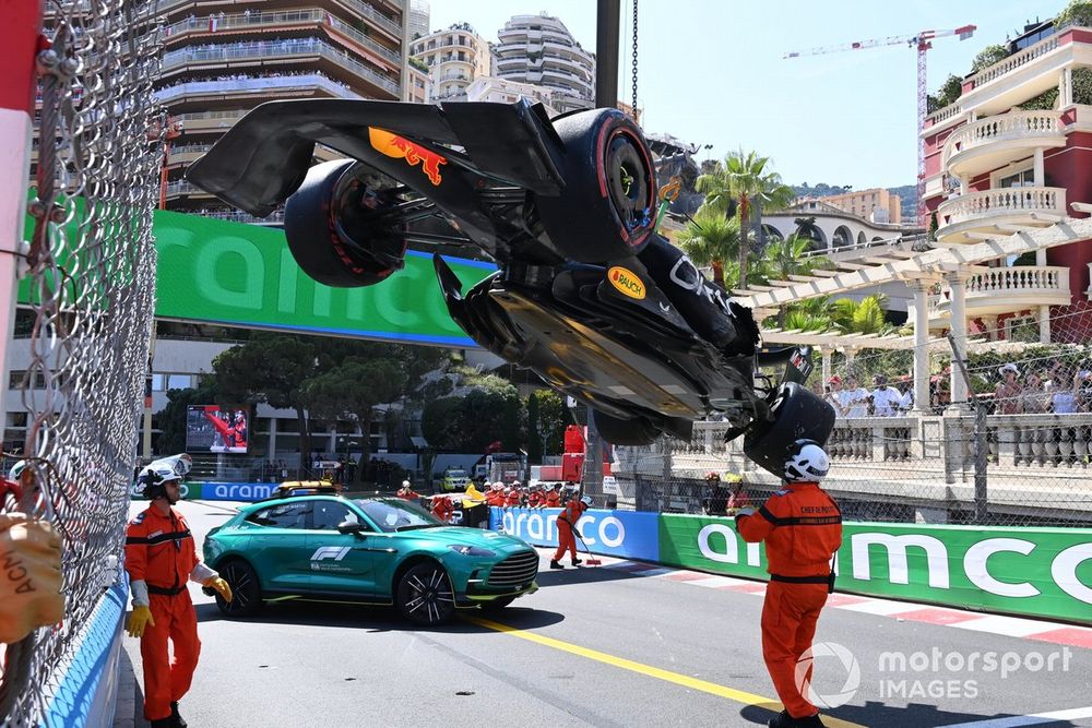 El Red Bull de Perez es rescatado tras su choque en la tanda inicial. "Lo perdí de atras" dijo el mexicano. "Tal vez se distrajp por la presencia del auto de Ocon" teorizó su jefe Christian Horner. toma 