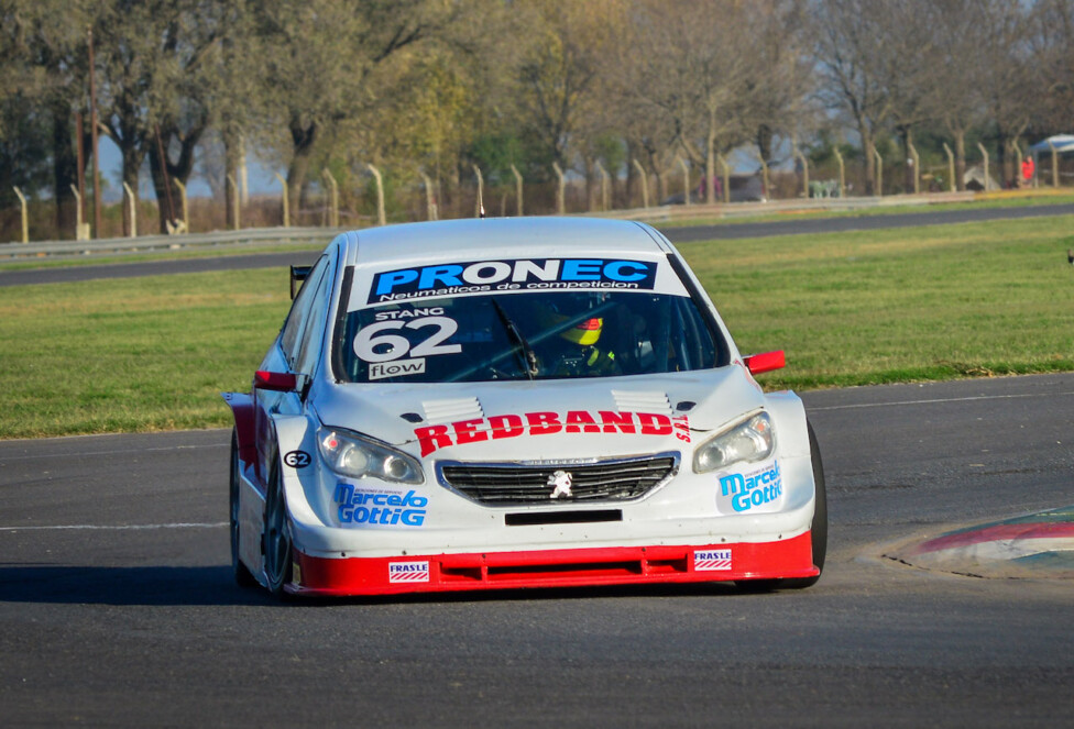 Emiliano Stang se tomó revancha de su abanono en la Fórmula Nacional (venció Nicolás Suárez) y con un sobre paso a Kevin Felippo en la ultima vuelta, se impuso en el Sprint del TC 2000 Series..