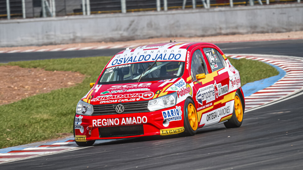 El tucumano Pablo Ortega larga adelante la final de la clase 2 tras vencer en la serie más rapida. El poleman Coltrinari cometio un error en los primeros metros y encaró la chicana equivocada