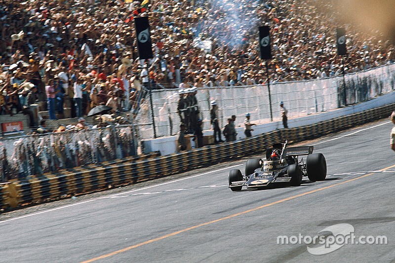 Emerson Fittipaldi enloqueció a sus compatriotas el 11 de febrero de 973 al ganar sobre el Lotus 72D-Cosworth el primer Gran Premio de Brasil con puntos para el Mundial. La exitosa campaña internacional del brasileño fue importante para que su país tuviese una fecha en el campeonato importante para