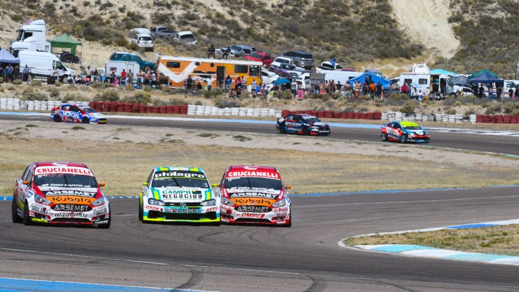 A cinco vueltas del final Alfonso Domench tuvo un roce con Facundo Chapur que posibilitó que brevemente perdiera el luderzgo ante Gaston iansa.