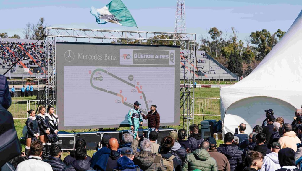 Mercedes-Benz Camiones y Buses acompaña la carrera de Buenos Aires del Turismo Carretera (2) - copia