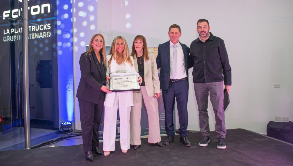 La familia Catenaro recibe la placa de concesioanario de la mano de Sergio Posternak (derecha)