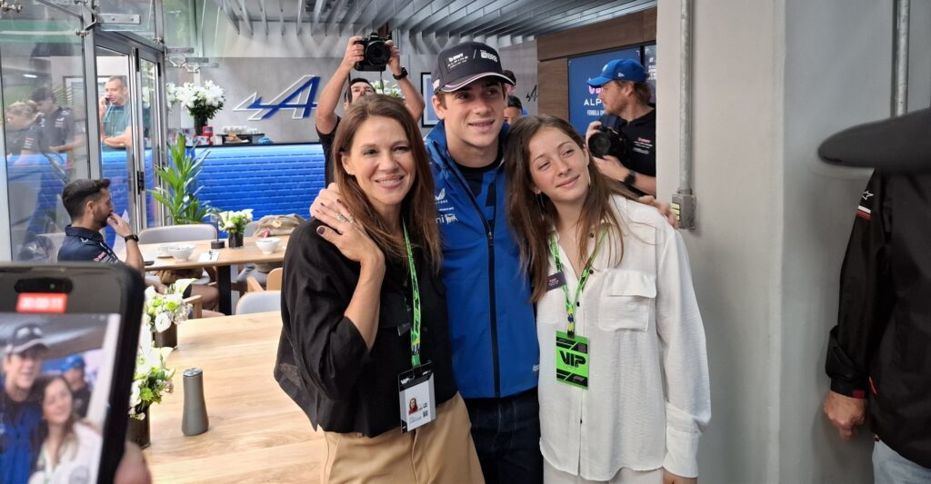 COLA MON, HNA.jpeg COLA MON, HNA.jpeg