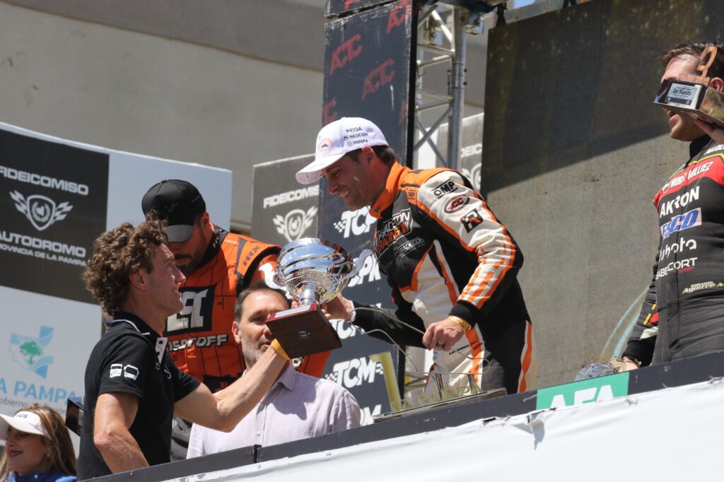 Mercedes Benz Camiones y Buses entregó la Copa de Oro al ganador del Turismo Carretera en Toay ()