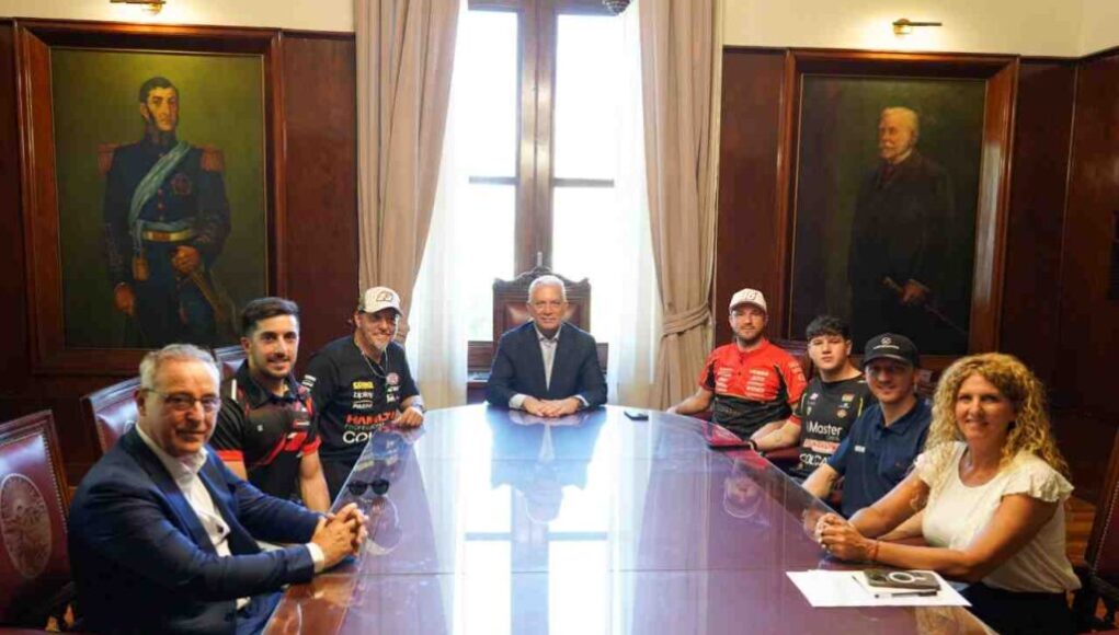 Alak recibio a pilotos del TC y la ciudad palpita el Gran Premio Coronacion x ()