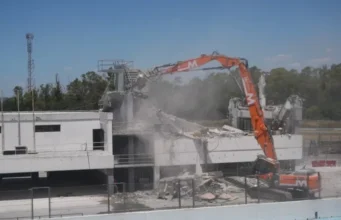 CAEN LOS BOXES Y TRIBUNAS DEL GÁLVEZ, PERO LA VUELTA DE LA FÓRMULA 1 NO HACE RUIDO