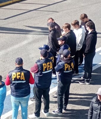 MIENTRAS CORRIERON EN LA PISTA, ALLANARON EL MOURAS