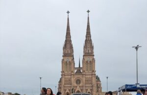 EN LUJÁN FRENTE A LA BASÍLICA, LA PASIÓN POR LOS AUTOS PICÓ EN PUNTA