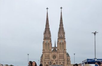 EN LUJÁN FRENTE A LA BASÍLICA, LA PASIÓN POR LOS AUTOS PICÓ EN PUNTA