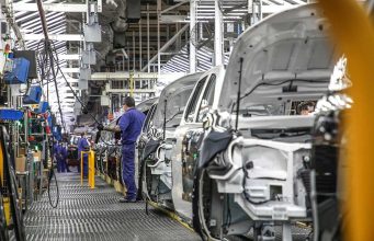 AUTOS: PRODUCCIÓN EN BAJA, RESTRICCIÓN MASIVA