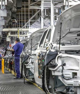 AUTOS: PRODUCCIÓN EN BAJA, RESTRICCIÓN MASIVA
