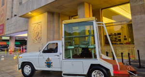 EL PAPAMÓVIL UNA GRAN ATRACCIÓN EN AUTOMÓVIL CLUB ARGENTINO
