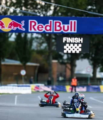 Silverstone. Verstappen precisó «demasiado» para pasar a 100 kartistas: 35 minutos!
