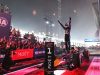 PARA UN EXTRAORDINARIO MAX EN MARINA BAY: APLAUSO, MEDALLA Y BESO