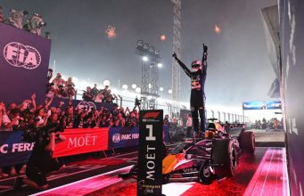 PARA UN EXTRAORDINARIO MAX EN MARINA BAY: APLAUSO, MEDALLA Y BESO
