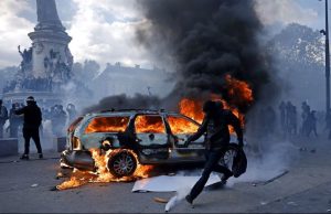 Autos incendiados, detenidos, saqueos. Arde París